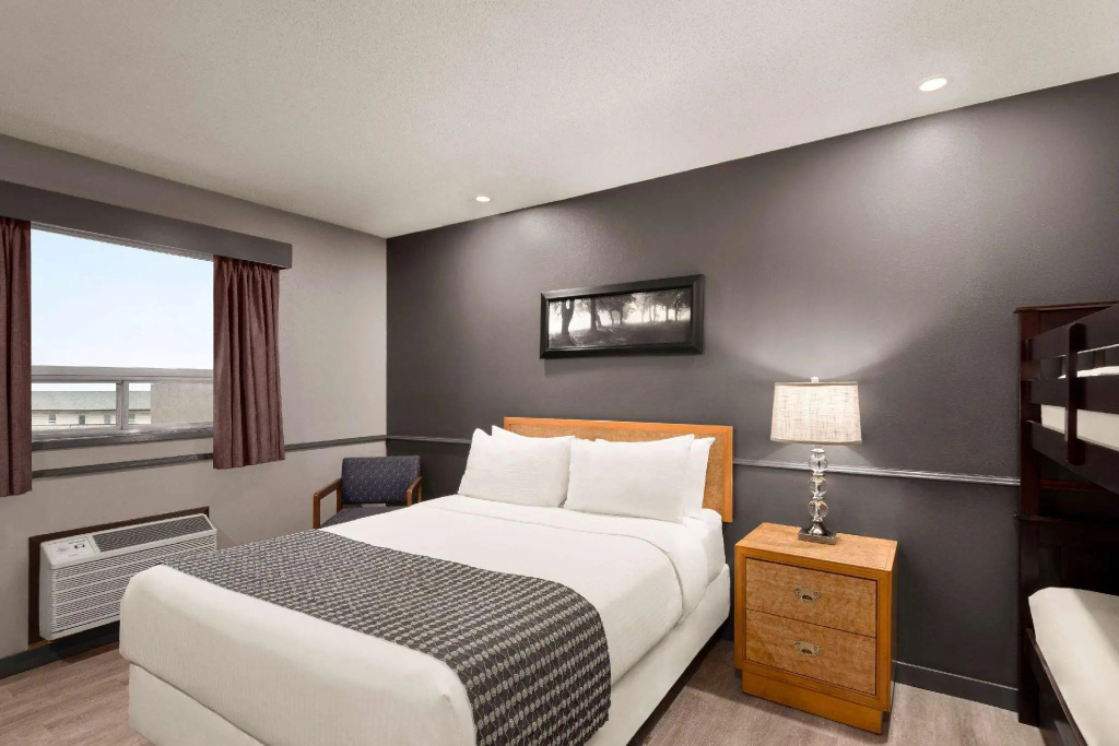 Standard Sextuple Family room