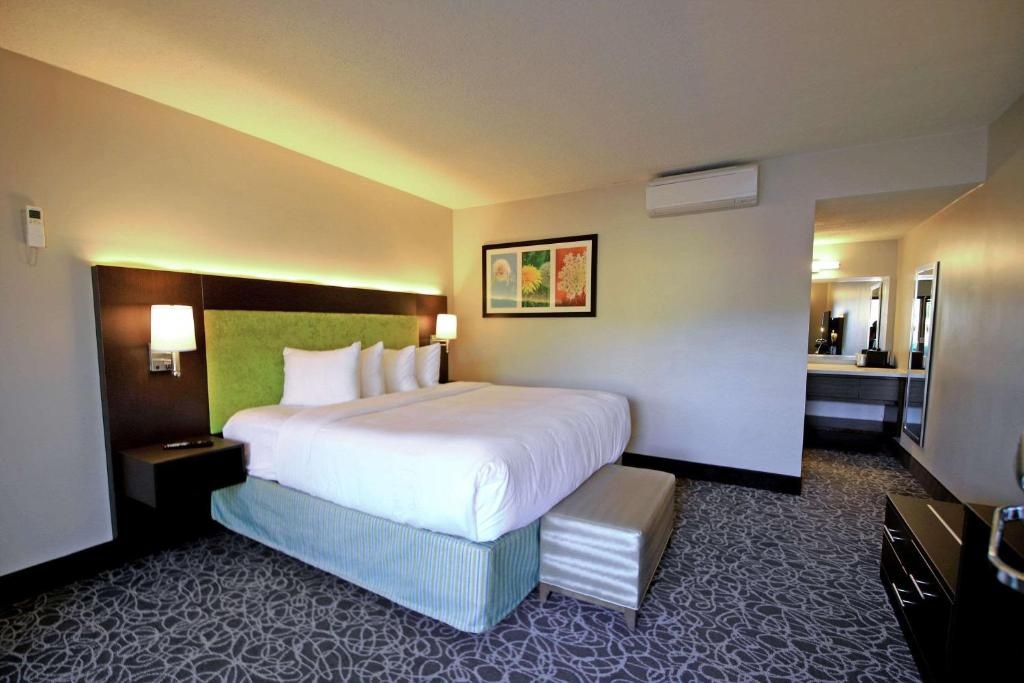 El Sendero Inn, an Ascend Collection Hotel - Tap to explore photos