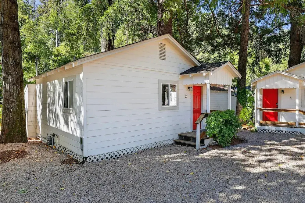 Rouge Cobb Mountain Hotel - Cabin 2
