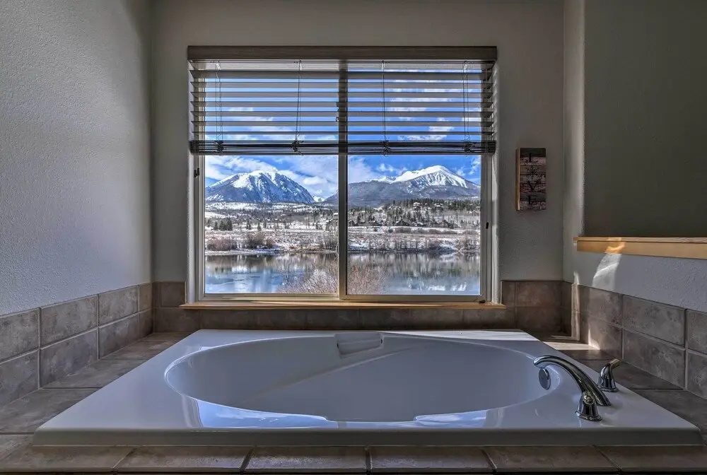 7 Mi to Keystone: Waterfront Home w/ Scenic Views