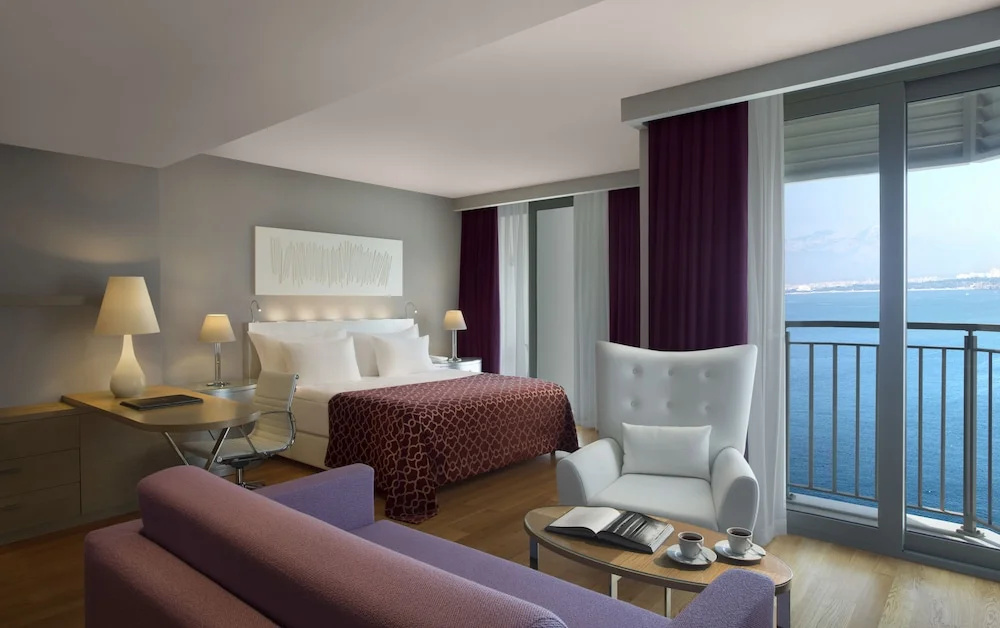 Corner Deluxe Double room with balcony and with sea view (full double bed)