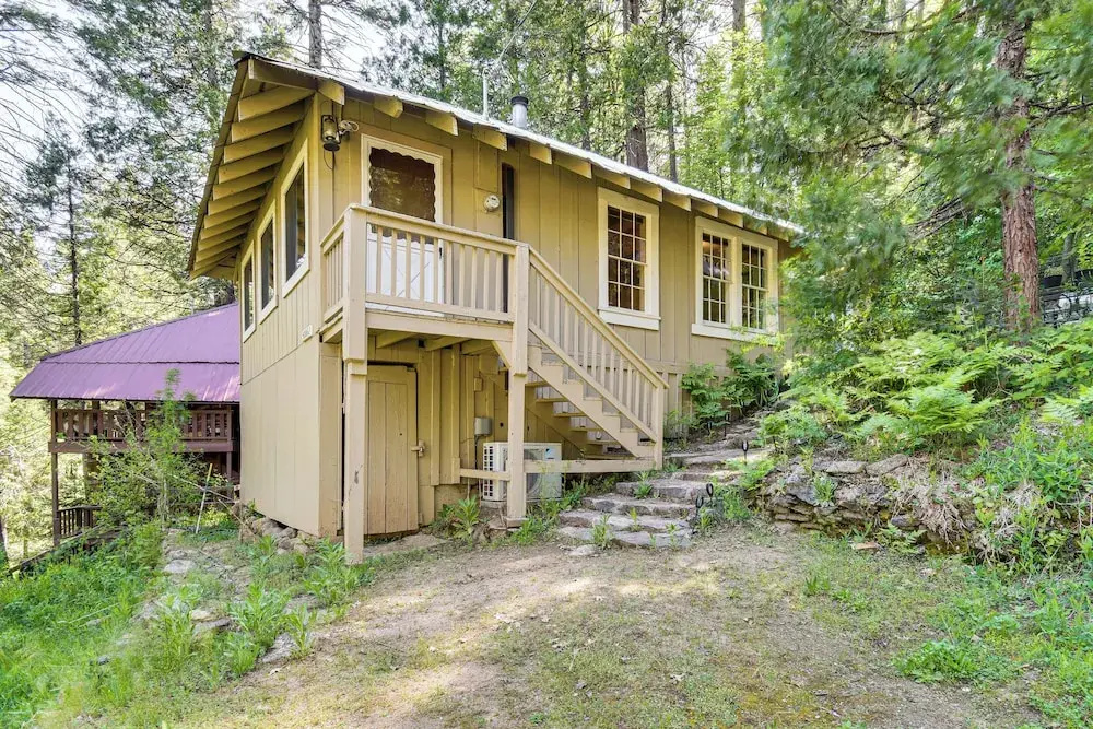 8 Mi to Yosemite National Park: Cabin w/ Fire Pit
