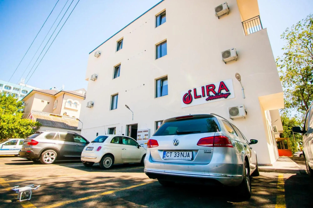 Lira Holiday