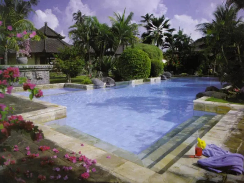 雙人床四臥別墅，享有泳池景觀