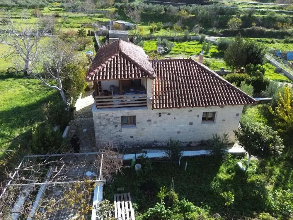 Zaros Traditional House - Private Hot Tub Retreat