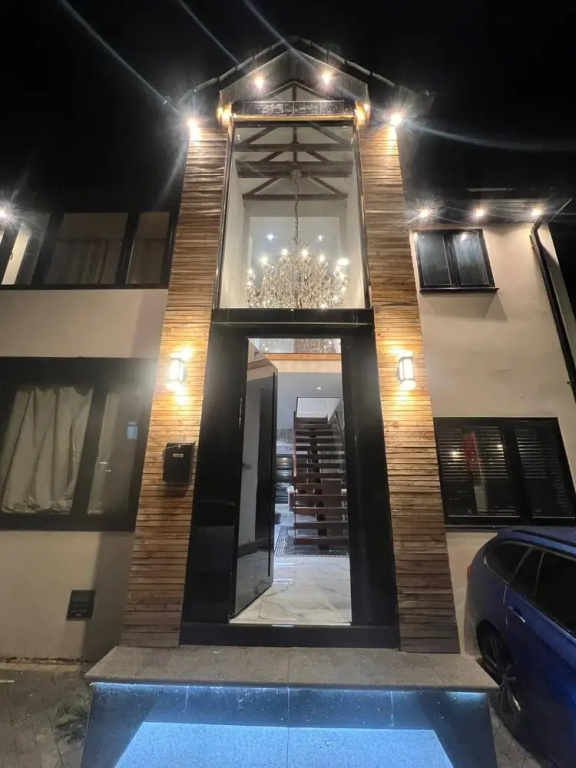 Elegant Family Home, 2x Jacuzzi Corner Bath