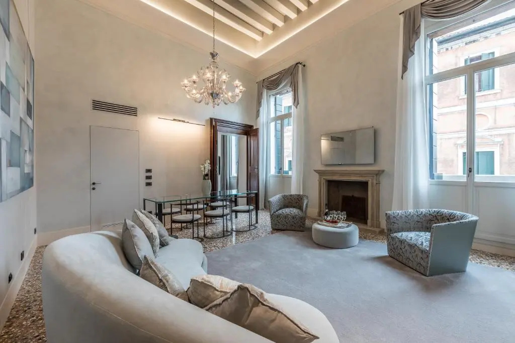 3 Bedrooms Luxury Apartment with balcony and with canal view