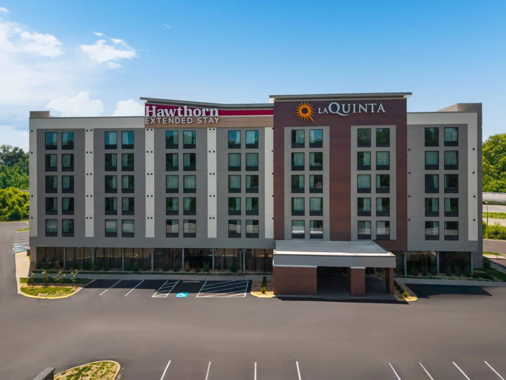 La Quinta Inn & Suites by Wyndham Nashville Airport/Opryland
