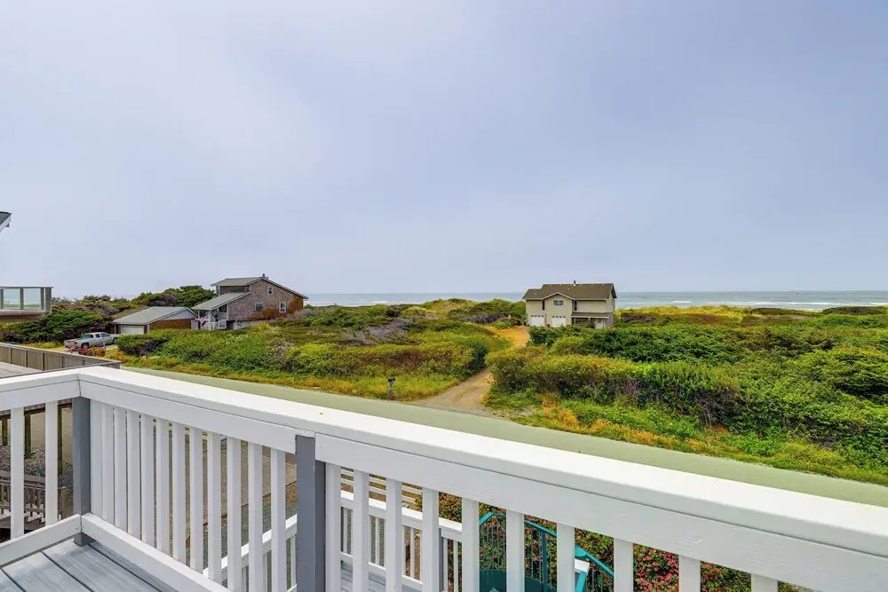 Deck + Walk to Beach: Southern Oregon Coast Home!