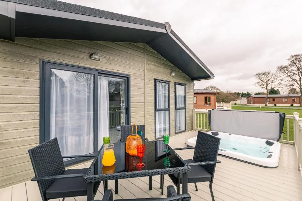 Honeysuckle Lodge with Hot Tub