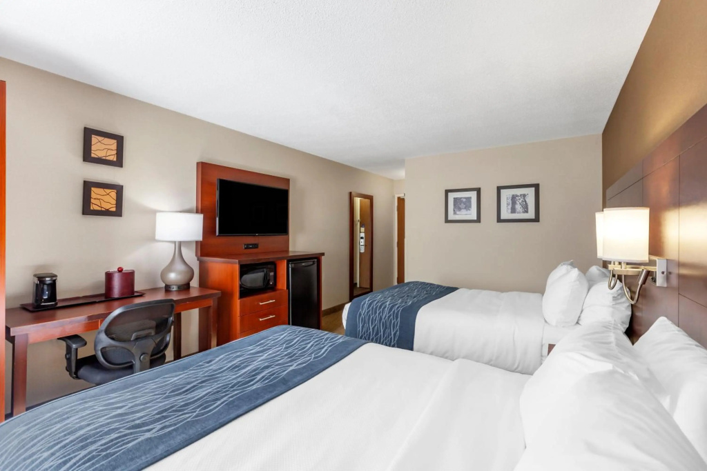 Отель Comfort Inn Airport West в Миссиссауге
