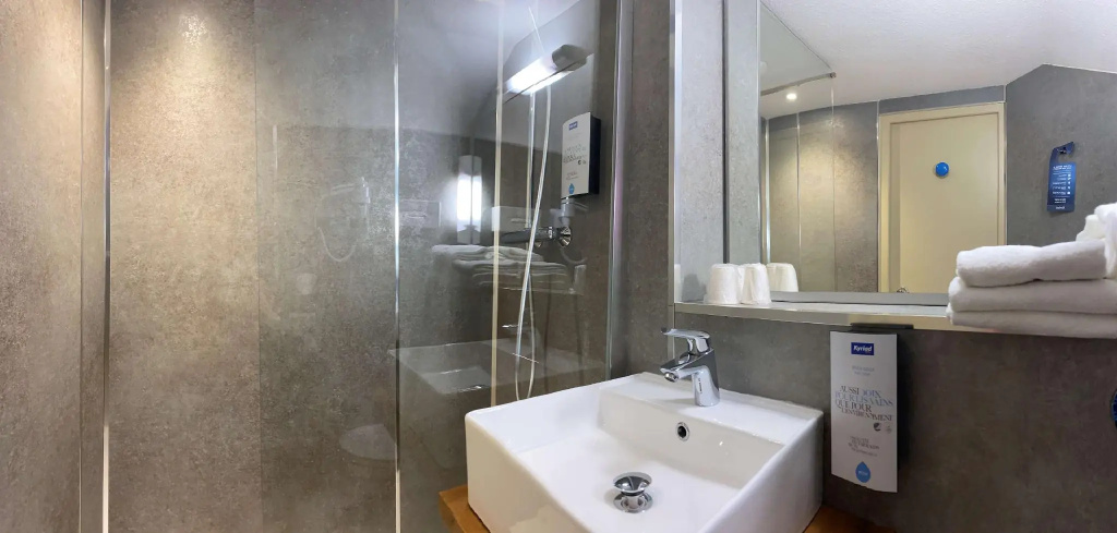 Standard Triple room