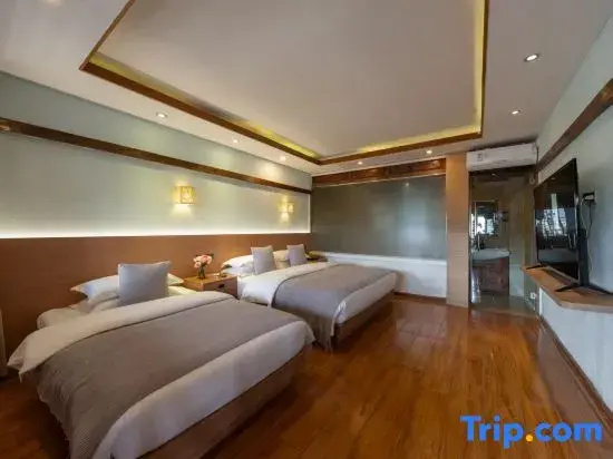 Standard Family room with courtyard view