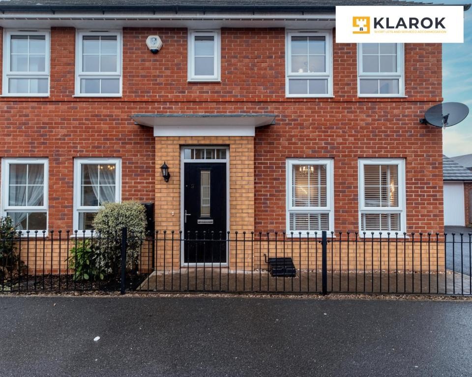 LONG STAYS 20pct OFF - LARGE 4BED-Pool Table & Parking By Klarok Short Lets & Serviced Accommodation