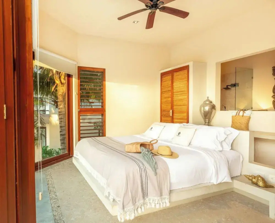 Deluxe room with pool view