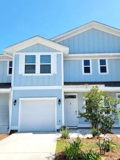 Luxurious 3br 2.5ba Townhome w/ community pool- sleeps 6