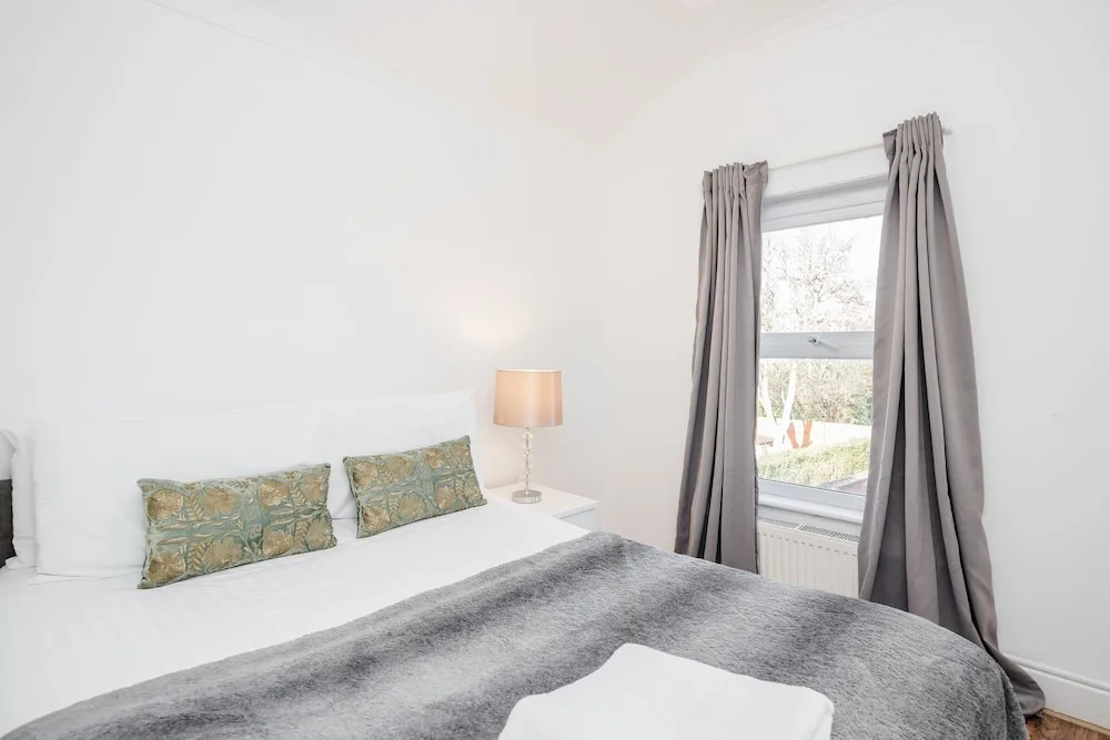 4 Bed House - Sleeps 8 - Garden - Parking - Wifi