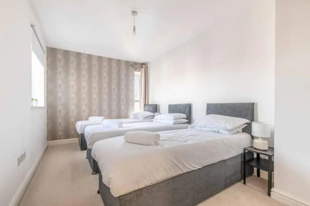 2 Bed & 2 Bath Modern Apartment - Free Parking