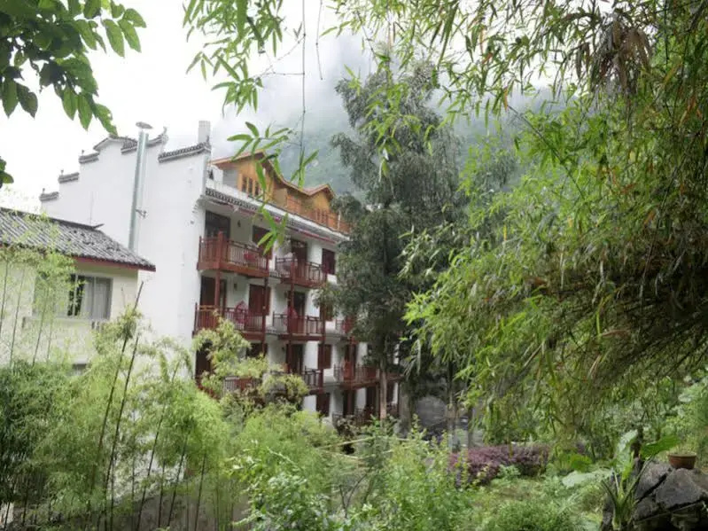 Alley Mountain View Garden Hotel