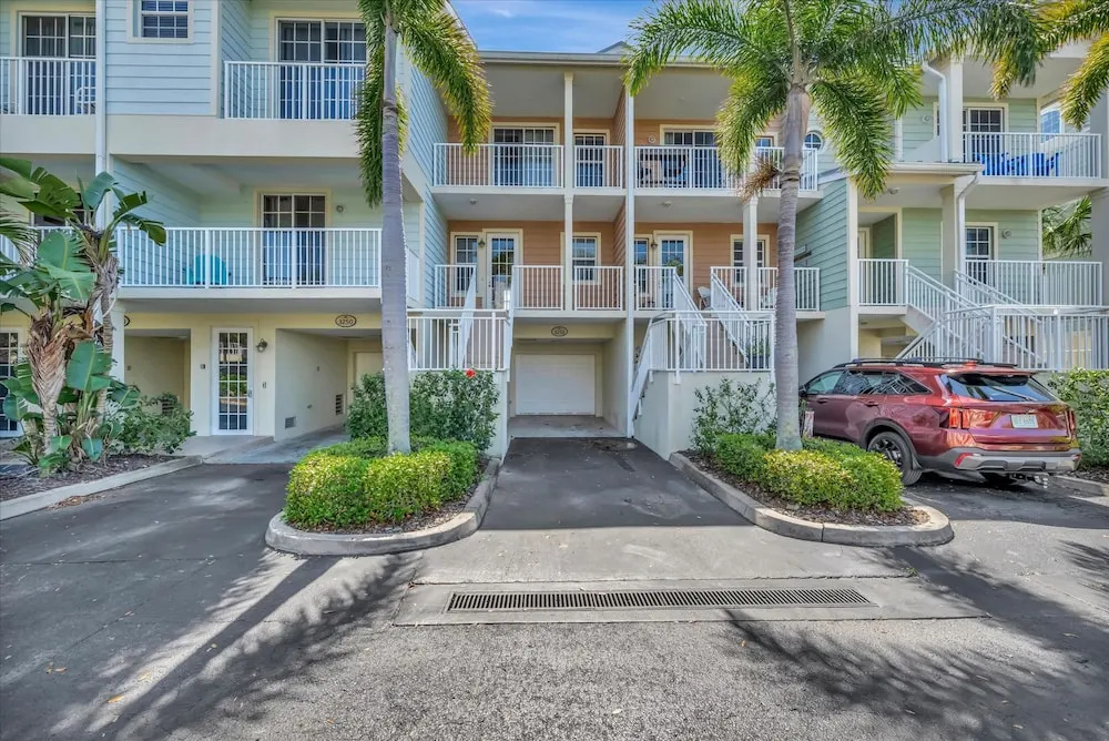 Mangrove View 2BR - Pool Hot Tub Gym Access
