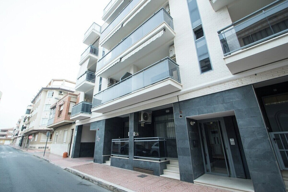 Enjoy Life in our Apartment. Wifi & Parking