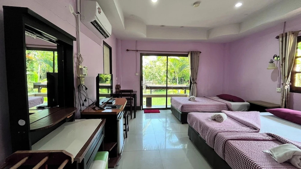 1 Bedroom Standard Triple Family room