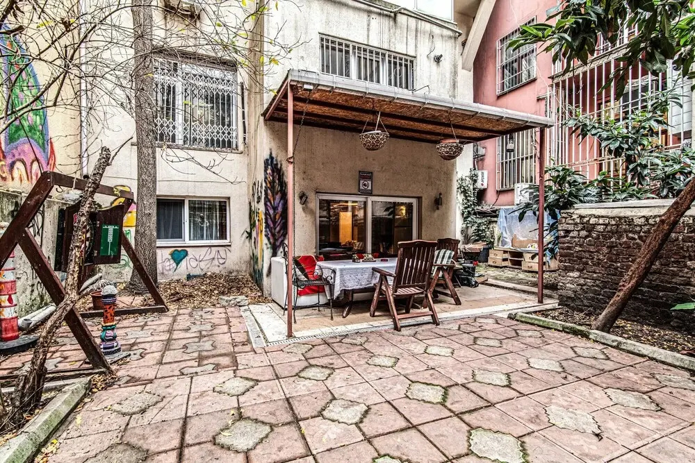 Cozy Home With Backyard in Sisli
