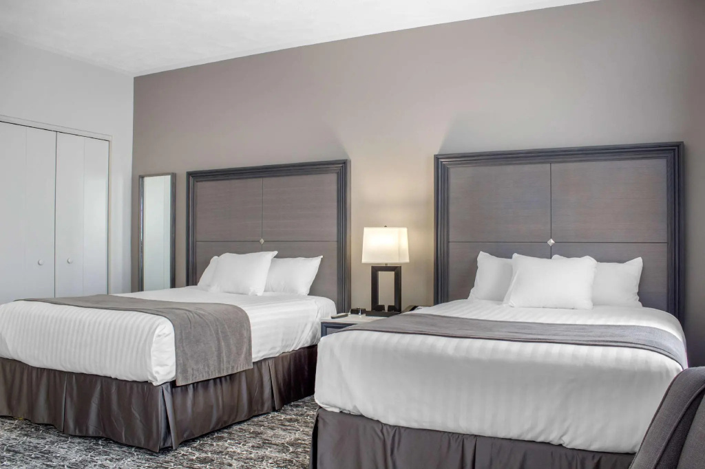 Standard Quadruple room with street view