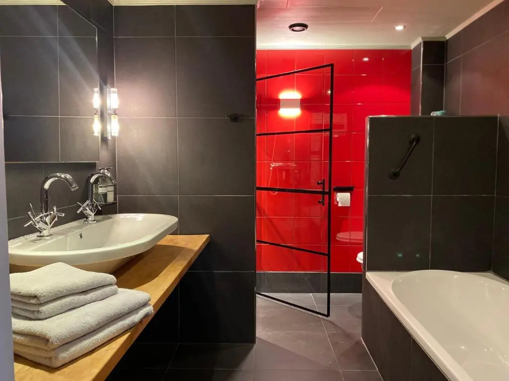Deluxe Double room (full double bed)