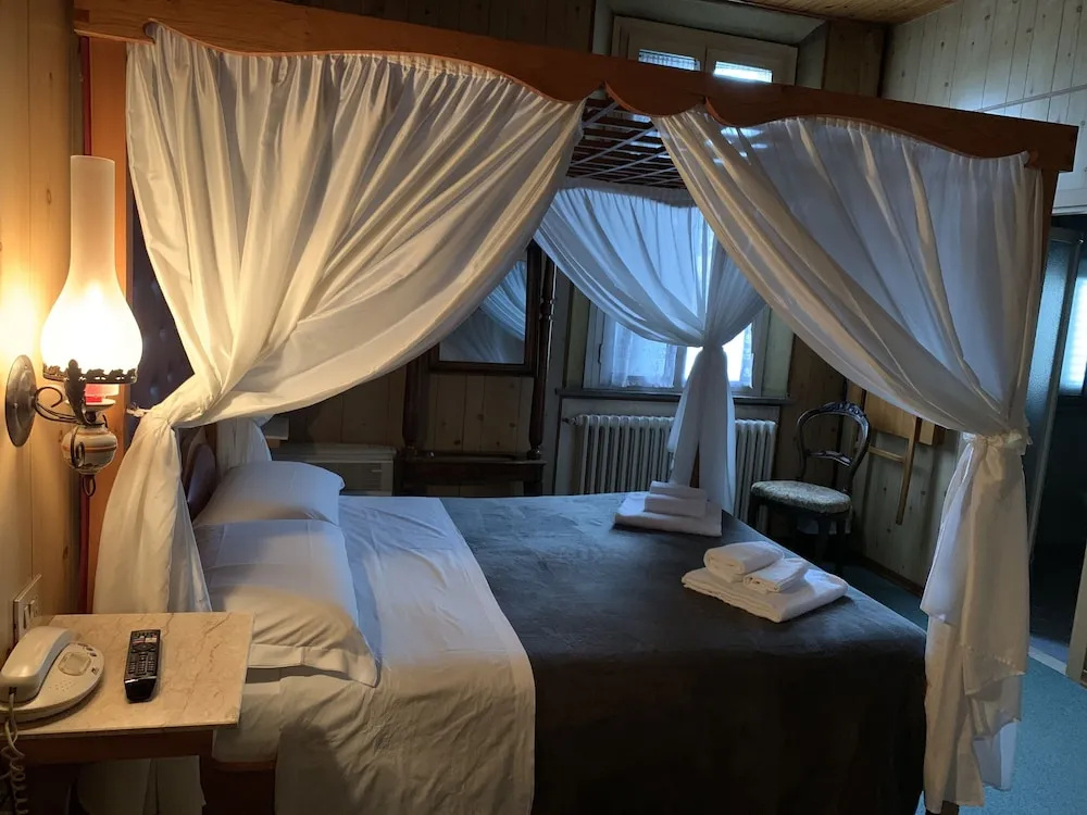 Classic Double room (full double bed)
