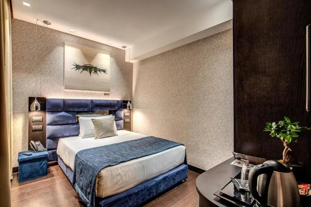 Small Double room (full double bed)
