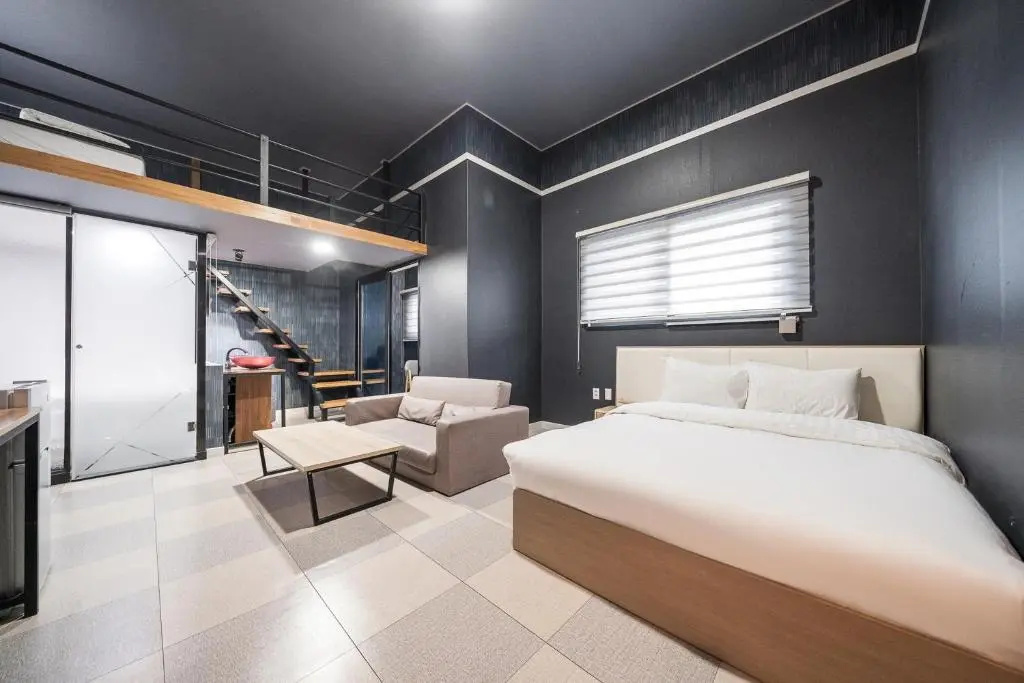 Double Suite (full double bed)