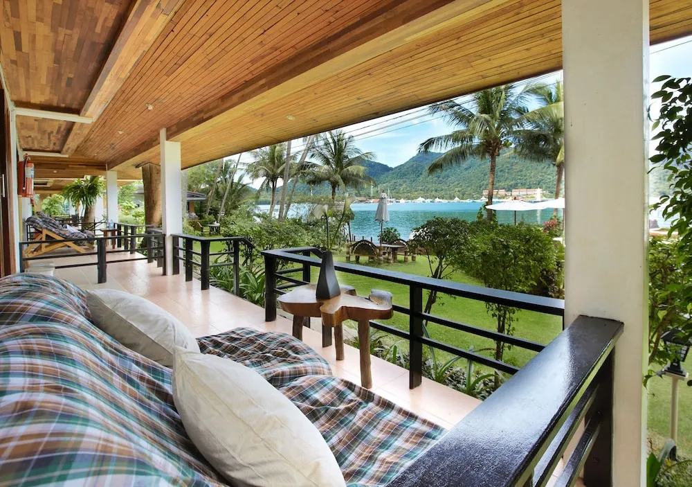 Standard room with balcony and beachfront