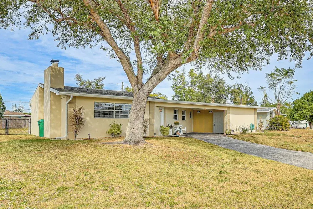 Golf, Boat & Beach-hop: Quiet Port Charlotte Home