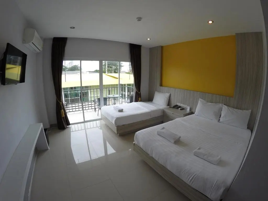 Deluxe Double room with pool view (twin beds)