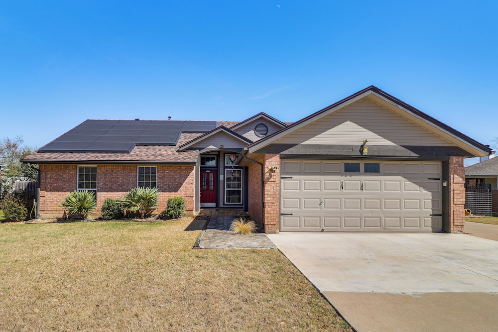 Hot Tub, Pool, & Fire Pit: Gorgeous Hutto Home