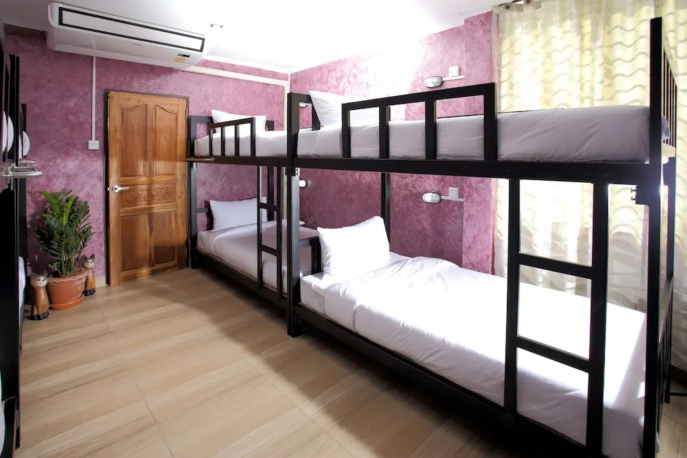 Кровать в общем номере с балконом и с красивым видом из окна в Thai Cat Hostel BB Bangkok