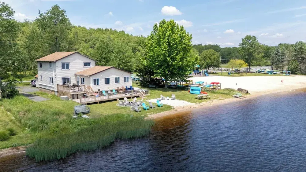 The Lake Life by Avantstay Lakefront + View + Hot Tub