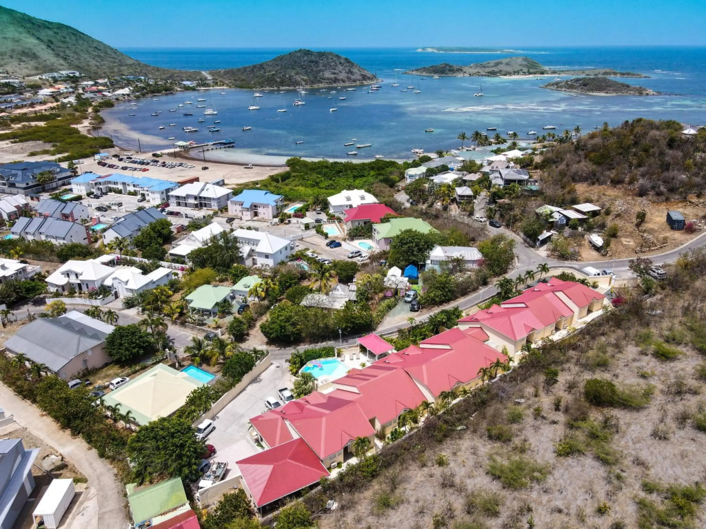 Beautiful suite S15, pool, next to Pinel Island