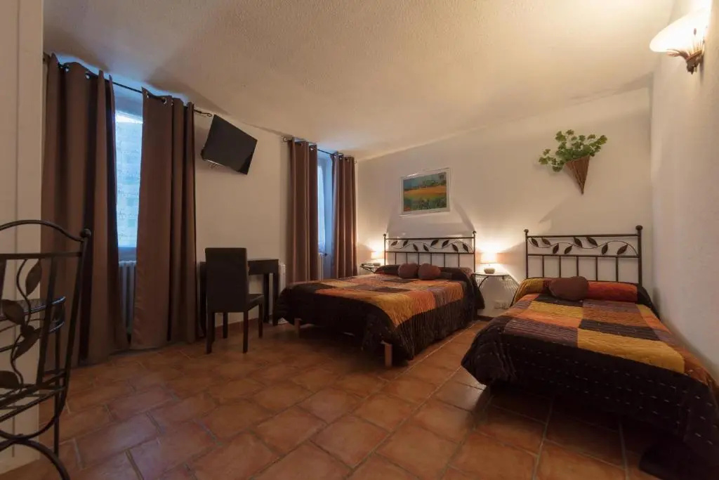 Standard Triple room