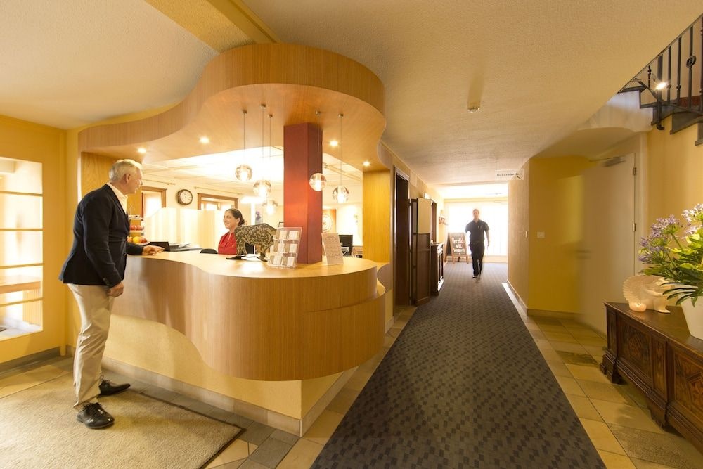 Lobby & Reception
