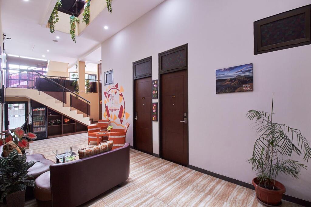 Отель Front One Inn Malang, фото 6