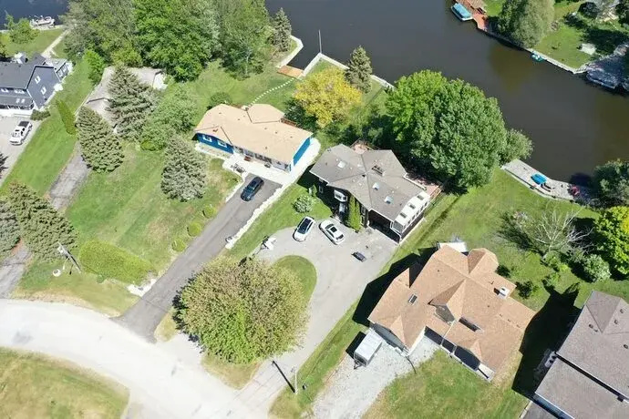 Waterfront Cottage 4 BD by GLOBALSTAY