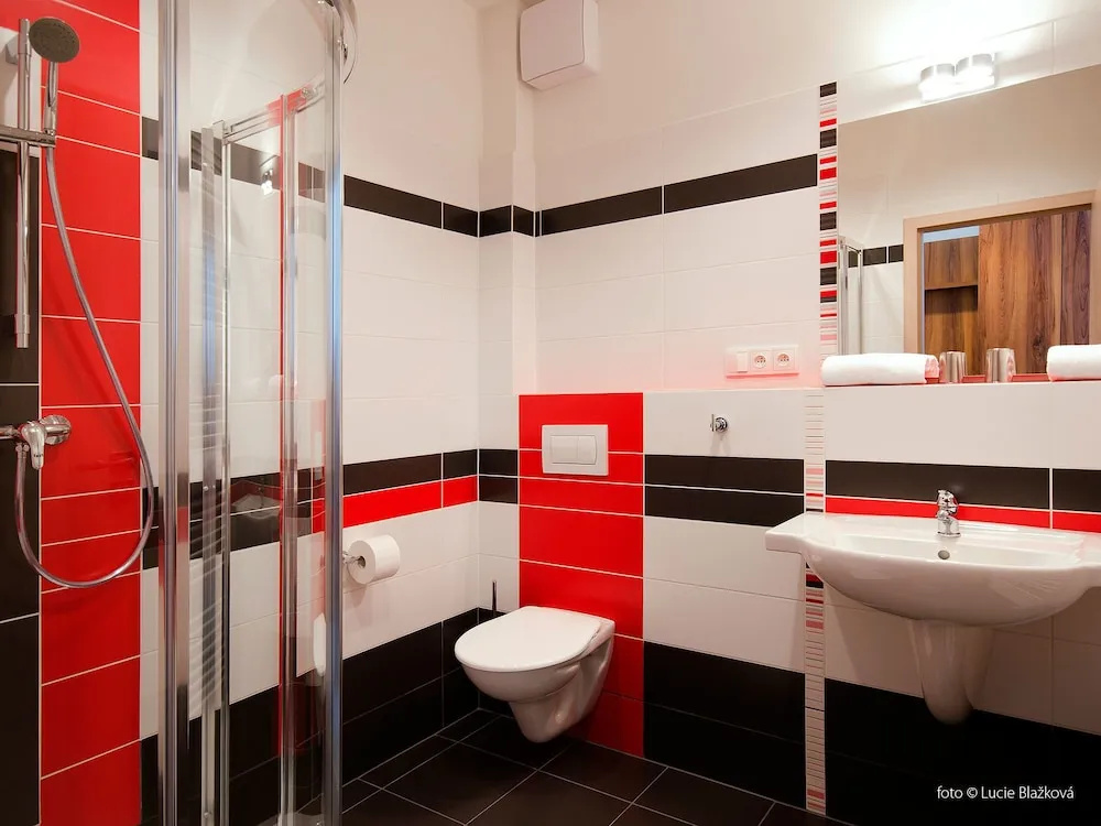 2 Bedrooms Single Suite
