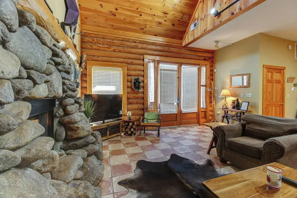 Near Dtwn Pigeon Forge! Multi-level Cabin w/ Pool