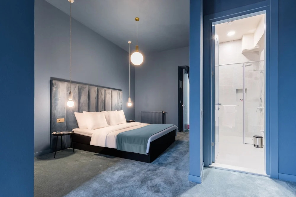 HB Freeze Inn Hotel