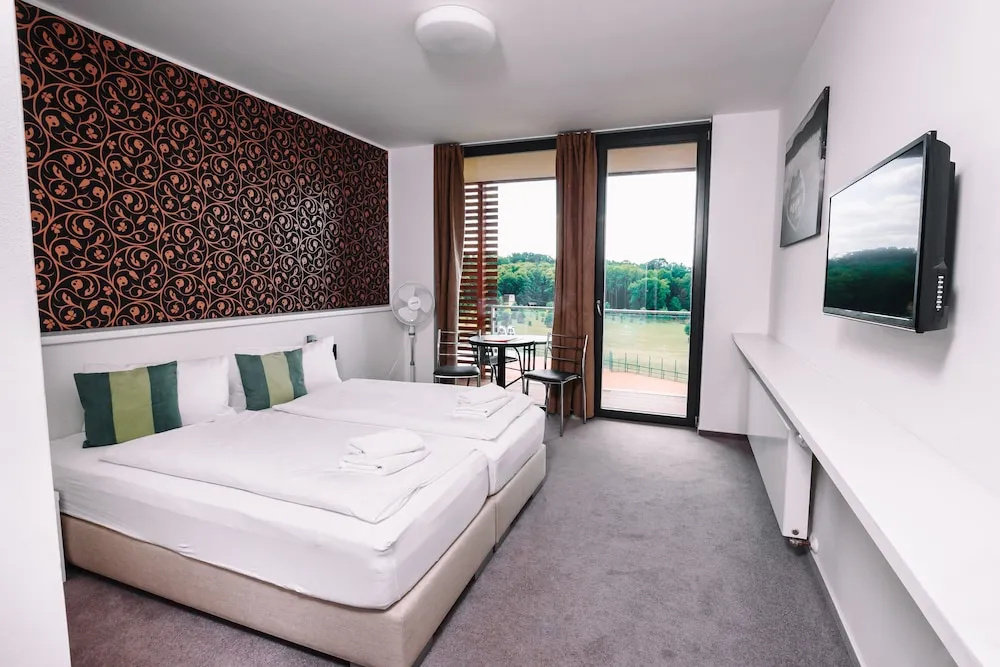 Deluxe Double room with balcony and with garden view full double bed