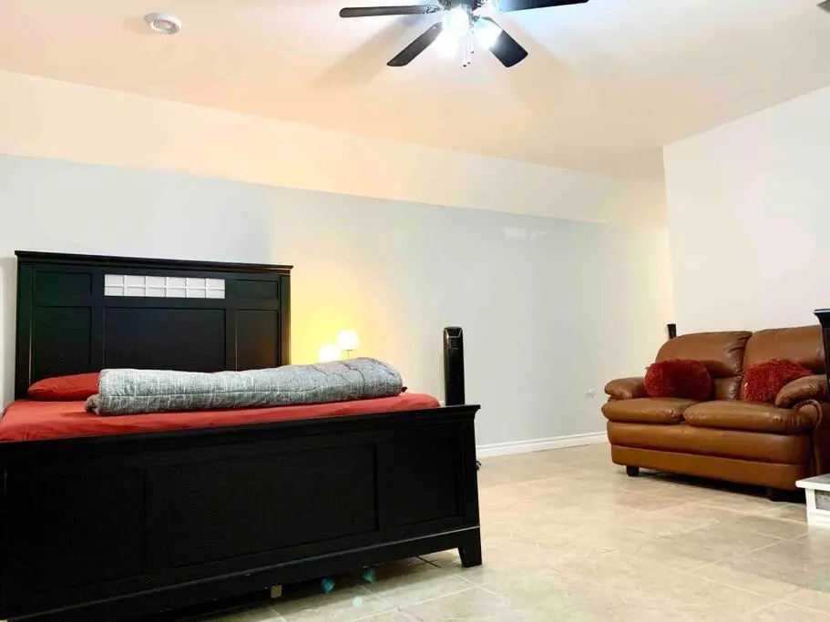 1-bedroom place with free parking on premise