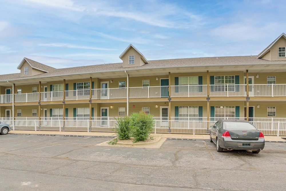 Screened Porch + Water Views: Branson Condo!