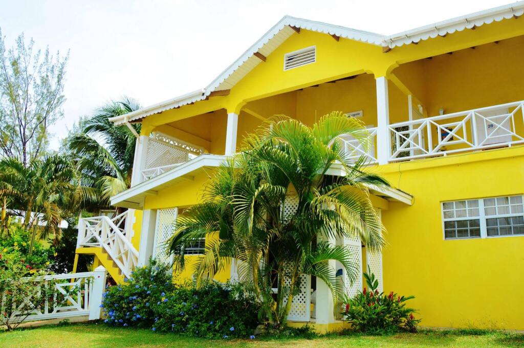 Beachcombers Hotel image
